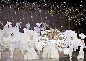 フィナーレ 舞台写真／星組中日劇場公演『宝塚ジャポニズム ～序破急～』『怪盗楚留香外伝 ―花盗人―』『Etoile de TAKARAZUKA』