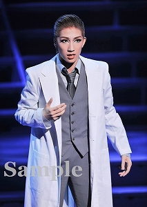 真風涼帆 舞台写真／星組梅田芸術劇場シアター・ドラマシティ公演『日のあたる方（ほう）へ　―私という名の他者―』