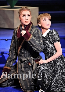 真風・妃海 舞台写真／星組梅田芸術劇場シアター・ドラマシティ公演『日のあたる方（ほう）へ　―私という名の他者―』