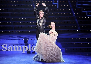 真風・妃海 舞台写真／星組梅田芸術劇場シアター・ドラマシティ公演『日のあたる方（ほう）へ　―私という名の他者―』