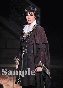 麻央侑希 舞台写真／星組宝塚バウホール公演『アルカサル ～王城～』