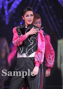 麻央侑希 舞台写真／星組東京公演『黒豹（くろひょう）の如（ごと）く』『Dear DIAMOND!!』