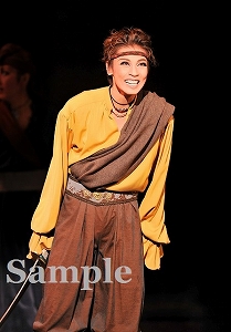 瀬戸かずや 舞台写真／花組大劇場公演『雪華抄（せっかしょう）』『金色（こんじき）の砂漠』