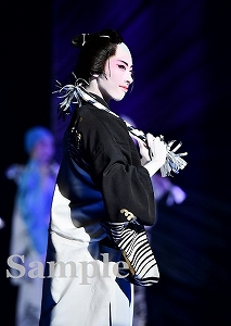 明日海 りお 舞台写真／花組東京公演『雪華抄（せっかしょう）』『金色（こんじき）の砂漠』