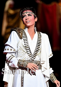 明日海 りお 舞台写真／花組東京公演『雪華抄（せっかしょう）』『金色（こんじき）の砂漠』