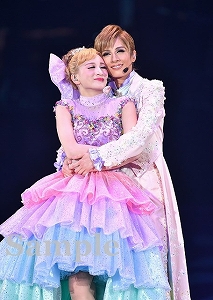 明日海・華 舞台写真／花組横浜アリーナ公演『恋スルARENA』