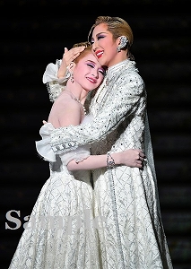 紅 綺咲 舞台写真／「紅ゆずるサヨナラショー」