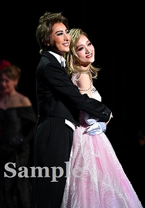 珠城・美園 舞台写真／月組大劇場公演『I AM FROM AUSTRIA－故郷（ふるさと）は甘き調（しら）べ－』