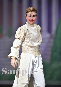 華形ひかる 舞台写真／星組大劇場公演『眩耀（げんよう）の谷～舞い降りた新星～』『Ray―星の光線―』