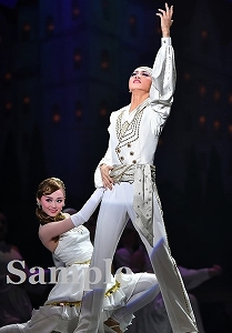 礼・舞空 舞台写真／星組大劇場公演『眩耀（げんよう）の谷～舞い降りた新星～』『Ray―星の光線―』