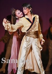 礼・舞空 舞台写真／星組大劇場公演『眩耀（げんよう）の谷～舞い降りた新星～』『Ray―星の光線―』