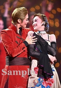 愛月・舞空 舞台写真／星組大劇場公演『眩耀（げんよう）の谷～舞い降りた新星～』『Ray―星の光線―』