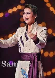 礼真琴 舞台写真／星組東京公演『眩耀（げんよう）の谷～舞い降りた新星～』『Ray―星の光線―』