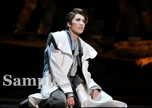 真風涼帆 舞台写真／宙組梅田芸術劇場メインホール、日生劇場公演『FLYING SAPA ―フライング サパ―』