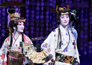 珠城・美園 舞台写真／月組東京公演『WELCOME TO TAKARAZUKA ―雪と月と花と―』『ピガール狂騒曲』