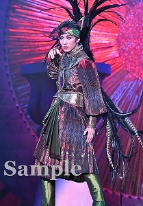 彩風咲奈 舞台写真／雪組大劇場公演『f f f―フォルティッシッシモ―』『シルクロード～盗賊と宝石～』