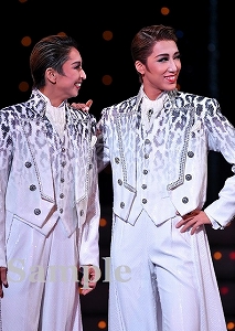 真風･桜木 舞台写真／宙組全国ツアー公演『バロンの末裔』『アクアヴィーテ（aquavitae）!!』