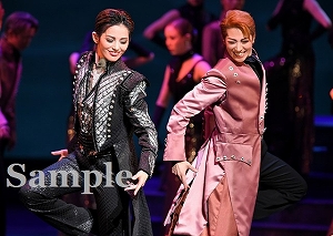 朝美・縣 舞台写真／雪組KAAT神奈川芸術劇場公演『海辺のストルーエンセ』