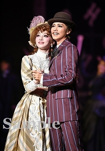 彩風・夢白 舞台写真／雪組大劇場公演『ボイルド・ドイル・オンザ・トイル・トレイル』『FROZEN HOLIDAY』