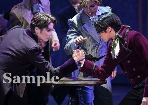 暁・天飛 舞台写真／星組梅田芸術劇場シアター・ドラマシティ公演『夜明けの光芒』