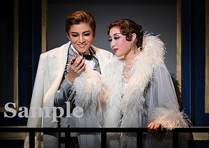 鳳月・天紫 舞台写真／月組全国ツアー公演『琥珀色の雨にぬれて』『Grande TAKARAZUKA 110!』