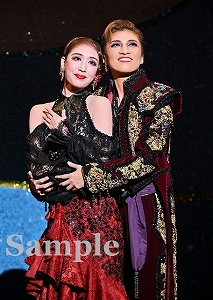 鳳月・天紫 舞台写真／月組全国ツアー公演『琥珀色の雨にぬれて』『Grande TAKARAZUKA 110!』