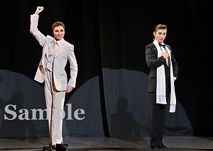 鳳月・水美 舞台写真／月組全国ツアー公演『琥珀色の雨にぬれて』『Grande TAKARAZUKA 110!』