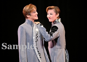 鳳月・凛城 舞台写真／月組全国ツアー公演『琥珀色の雨にぬれて』『Grande TAKARAZUKA 110!』