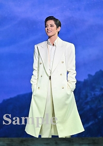 朝美絢 舞台写真／雪組東京建物 Brillia HALL公演『愛の不時着』