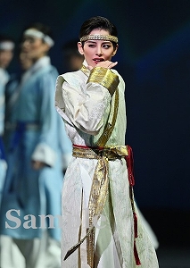 朝美絢 舞台写真／雪組東京建物 Brillia HALL公演『愛の不時着』