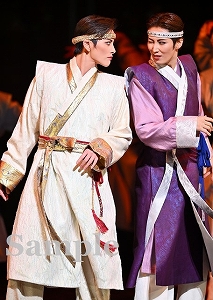 朝美・瀬央 舞台写真／雪組東京建物 Brillia HALL公演『愛の不時着』