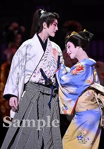 芹香・春乃 舞台写真／宙組大劇場公演『宝塚110年の恋のうた』『Razzle Dazzle』