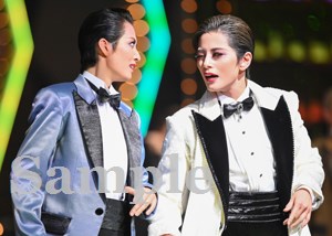 朝美・瀬央 舞台写真／雪組東京公演『ROBIN THE HERO』『オーヴァチュア！』