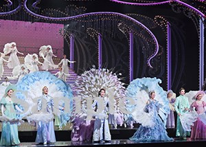 フィナーレ 舞台写真／花組東京公演『悪魔城ドラキュラ』『愛，Love Revue！』